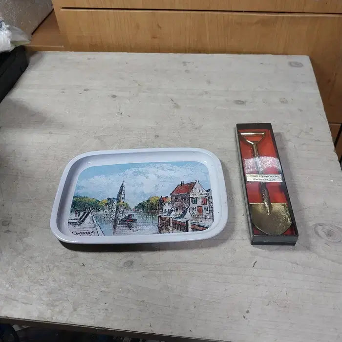 [BUNJANG] Zojirushi Tin Tray with Quebec Souvenir Bottle Opener / 일본 조지루시 양철 트레이와 캐나다 퀘벡 병따개 장식삽