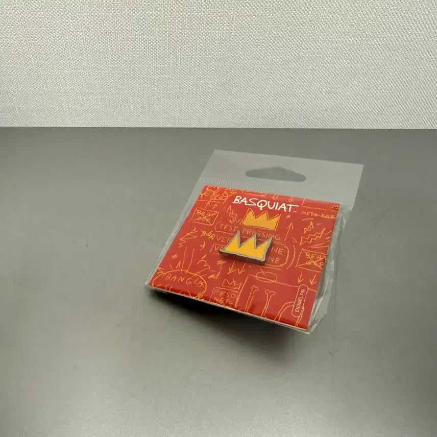 [BUNJANG] Basquiat Exhibition Crown Pin Badge / 바스키아 전시회 크라운 핀뱃지 판매합니다