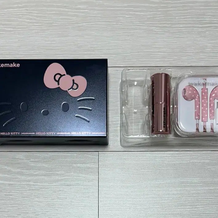 [BUNJANG] WakeMake Hello Kitty Edition Healthy Glow Balm Stick Lipstick &amp; Earphones Set / 웨이크메이크 헬로키티 에디션 헬시 글로우 밤 스틱 립스틱 이어폰 세트