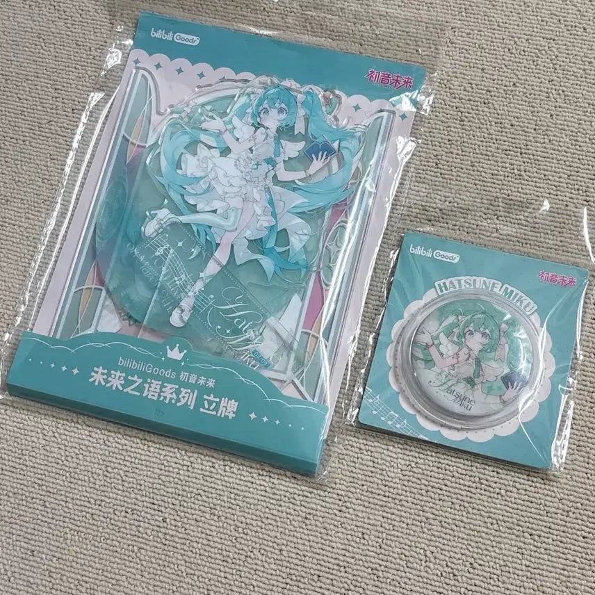 [BUNJANG] Vocaloid Hatsune Miku Uekura Eku Illustration China Exclusive Acrylic Stand &amp; Can Badge Set / 보컬로이드 하츠네 미쿠 우에쿠라 에쿠 일러스트 중국 아크릴 스탠드 캔뱃지