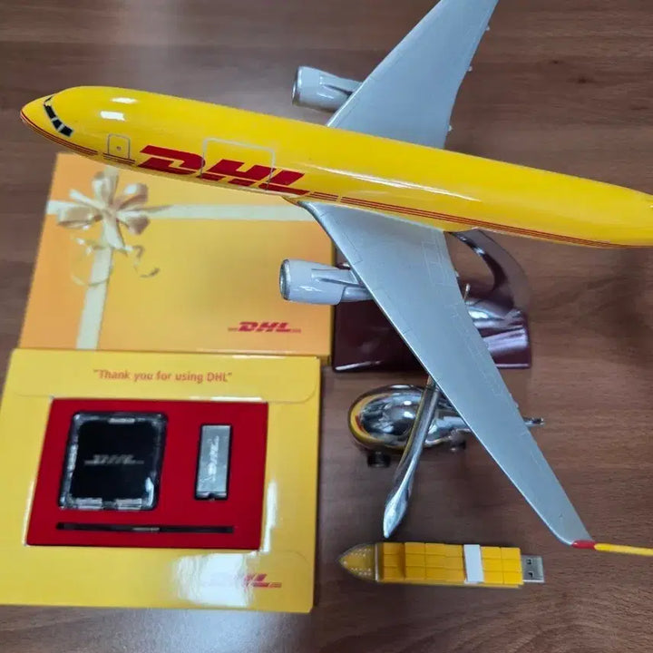 [BUNJANG] DHL Aircraft Model Set with USB / DHL 항공기 모형 세트 USB 포함