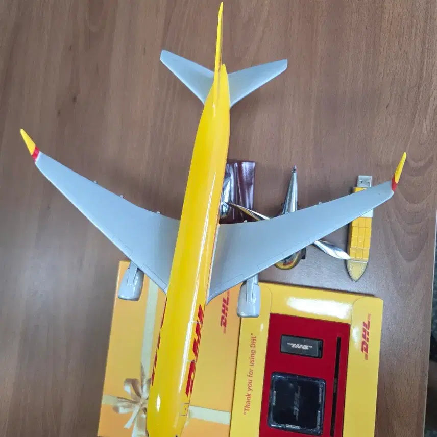 [BUNJANG] DHL Aircraft Model Set with USB / DHL 항공기 모형 세트 USB 포함