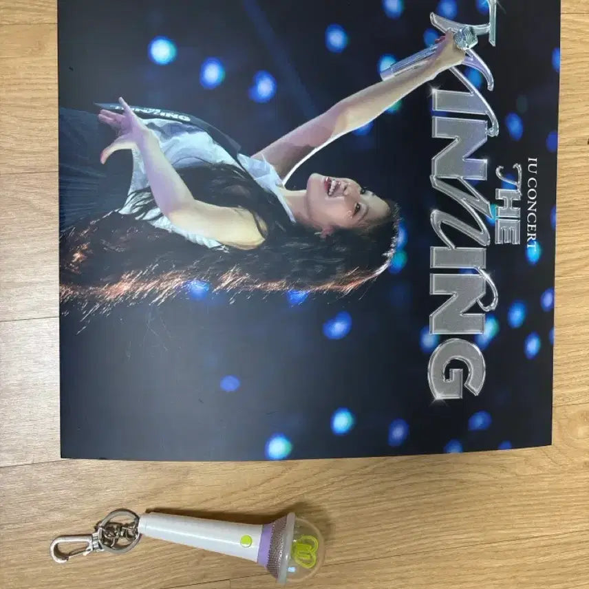 [BUNJANG] IU The Winning 3D Poster &amp; Mini Lightstick Keyring Set / 아이유 미니아이크&amp; 더위닝 3d 포스터
