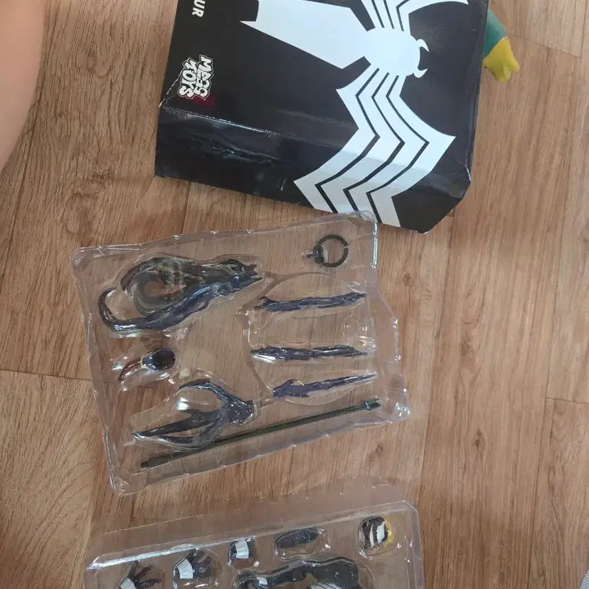 [BUNJANG] Mezco Toyz One:12 Collective Venom Action Figure / 메즈토이즈 원:12 레탈 네이버 피규어  베놈
