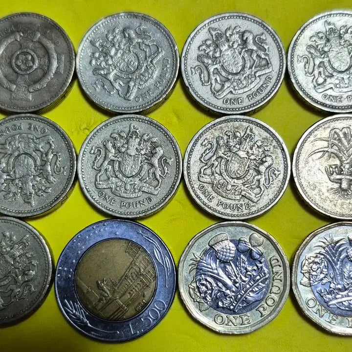 [BUNJANG] Collection of 11 British Commemorative 1 Pound Coins and 1 Italian Coin / 영국 단종 주화 1파운드 줄세우기 11점. 이태리1점. 일괄판매~