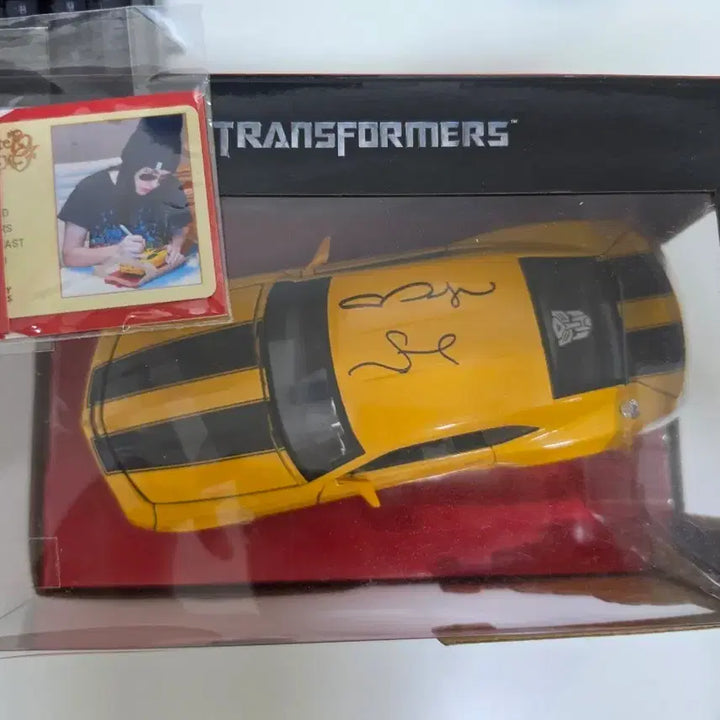 [BUNJANG] Megan Fox Signed Transformers Bumblebee 1:24 Diecast (Celebrity Authentics COA) Unsealed / [국내유일 / 미개봉] 메간 폭스 친필사인 트랜스포머 범블비 1:24 다이캐스트 (Celebrity Authentics 인증 COA 포함)