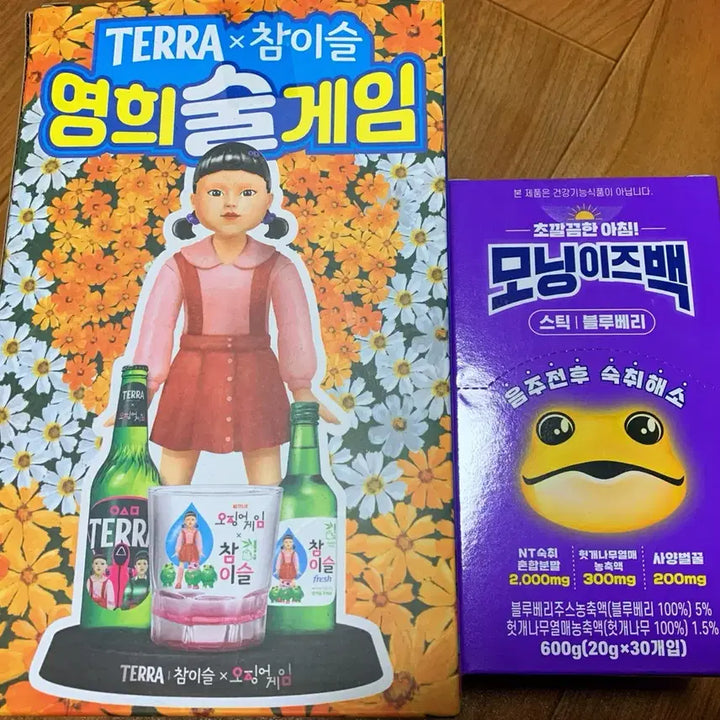 [BUNJANG] Terra "Squid Game" Yeonghee Drinking Game, Morning Is Back Blueberry Sticks (30 Count), and Son Heung-min Terra Color Glasses (Set of 2) / 테라 참이슬 오징어게임 영희술게임과 모닝이즈백 블루베리스틱 30개입, 손흥민 테라 컬러잔 2개