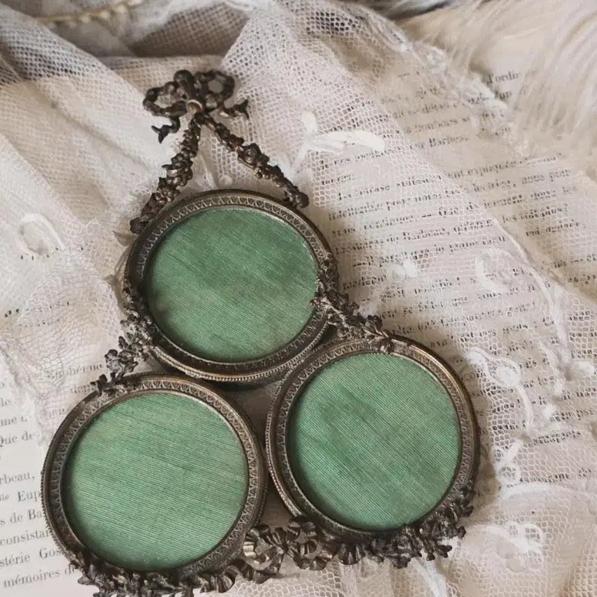 [BUNJANG] French Antique Bronze Triple Photo Frame with Floral Garland and Ribbon Detail / 프랑스 앤틱 브론즈 트리플 포토 프레임
