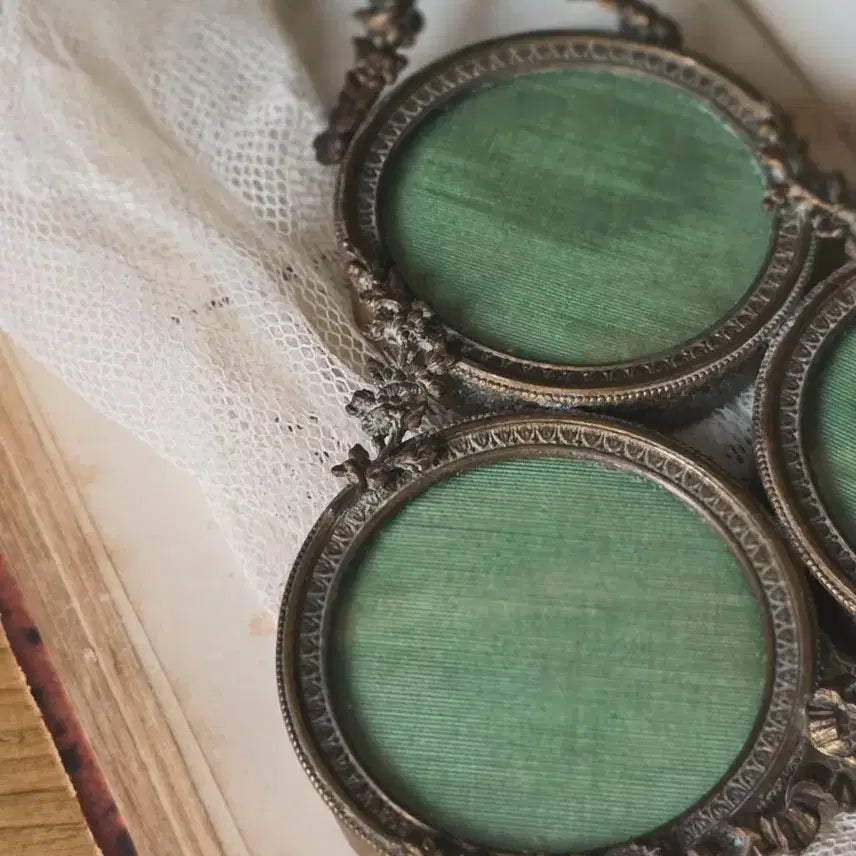 [BUNJANG] French Antique Bronze Triple Photo Frame with Floral Garland and Ribbon Detail / 프랑스 앤틱 브론즈 트리플 포토 프레임