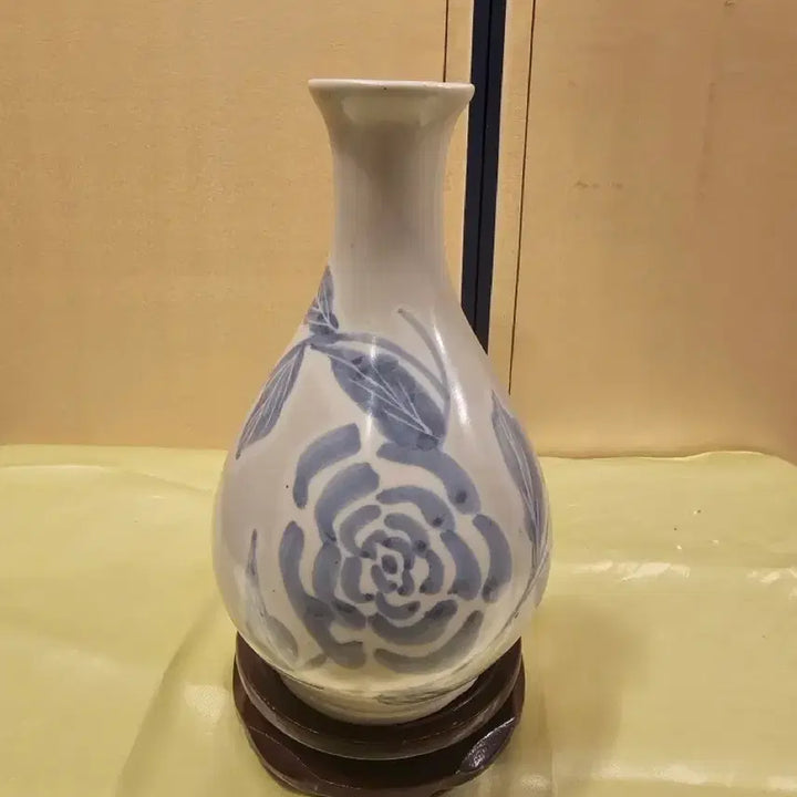 [BUNJANG] Blue-and-White Porcelain Flower Decorated Vase / 청화백자 초화문 주병.