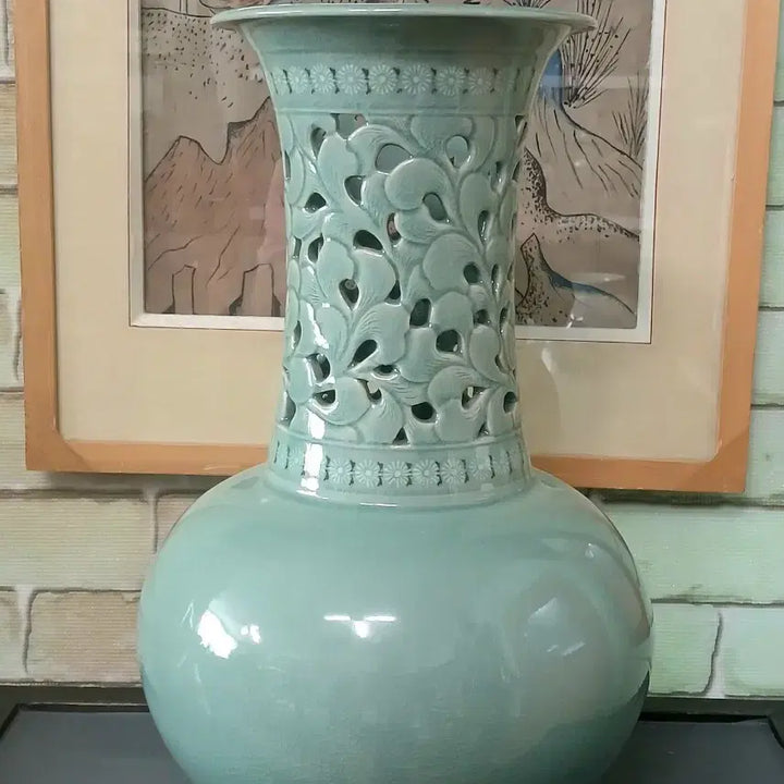 [BUNJANG] Ye Jin Han Ki Woong Celadon Porcelain Vase with Floral Cutout Design / 도자기 꽃문양 투각 화병.예진 한기웅