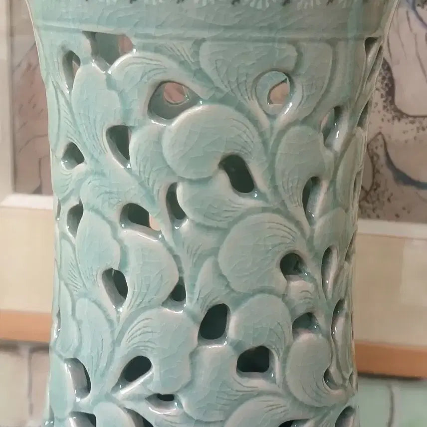 [BUNJANG] Ye Jin Han Ki Woong Celadon Porcelain Vase with Floral Cutout Design / 도자기 꽃문양 투각 화병.예진 한기웅