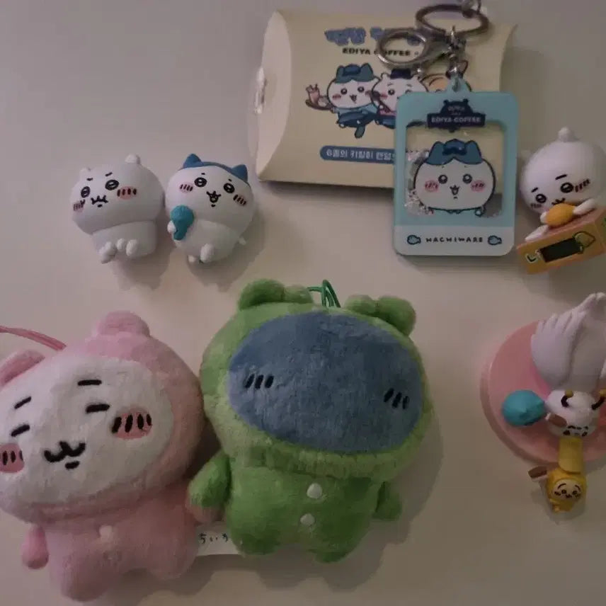 [BUNJANG] Chiikawa Hachiware Gacha Figures &amp; Plush Bundle Set / 치이카와 토벌 피규어, 인형, 이디야 하치와레 사원증 일괄
