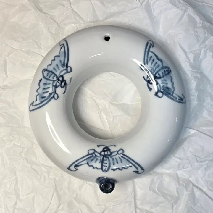 [BUNJANG] Haerim Studio White Porcelain Blue-and-White Bat Motif Ring-shaped Inkstone Water Dropper / 백자청화박쥐문환형연적