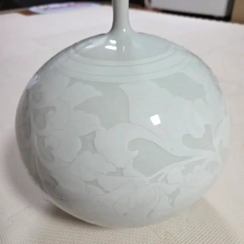 [BUNJANG] Haam Jeong Taeseok Master Celadon Double-Handled Vase with Peony Motif (31cm) / 해암 정태석 명장 백자 양각 모란문 대병 31cm
