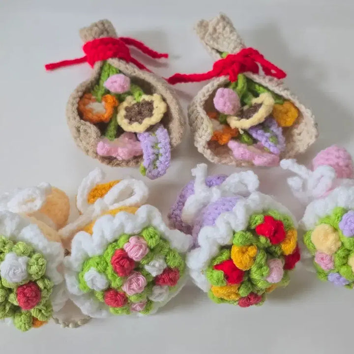 [BUNJANG] Hand-Knitted Beanie with Face and Flower Bouquet Design / 찐이야 얼굴 뜨개모자 / 꽃다발 뜨개