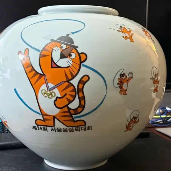 [BUNJANG] Hodori 1988 Seoul Olympics Commemorative Large Celadon Moon Jar / 88 올림픽 기념 호돌이 초대형 도자기 달항아리 모양
