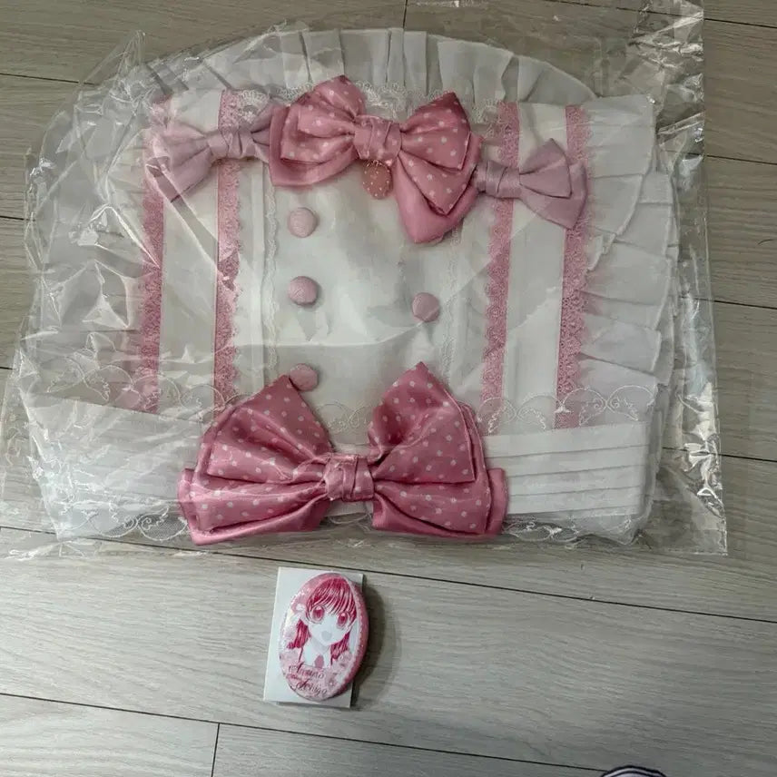 [BUNJANG] Dream Party! Chef Apron + Special Edition Strawberry Can Badge Set / 꿈빛파티시엘 중국 컴포어 팝업 앞치마 +특전세트