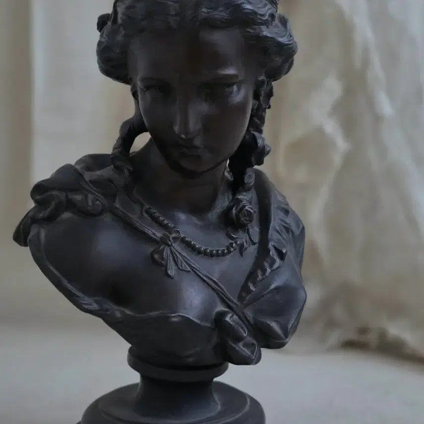 [BUNJANG] French Girl Bust Figurine with Floral Headpiece / 프랑스 소녀 흉상 오브제