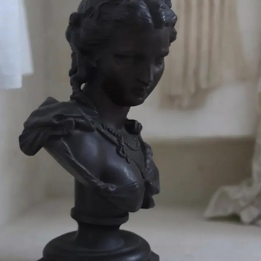 [BUNJANG] French Girl Bust Figurine with Floral Headpiece / 프랑스 소녀 흉상 오브제