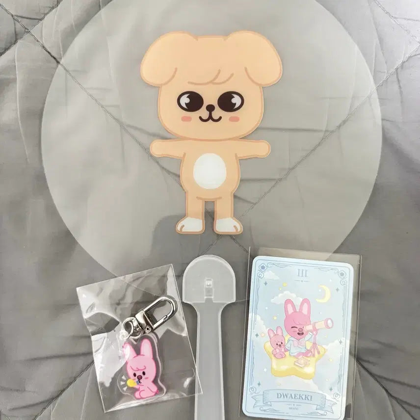 [SOLD OUT] 스테이카페 특전 돼끼 행운 타로 포카 키링 퍼핌 부채