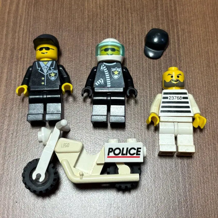 [BUNJANG] LEGO Police Officer + Prisoner Set / 올드레고 경찰관 + 범죄 수감자