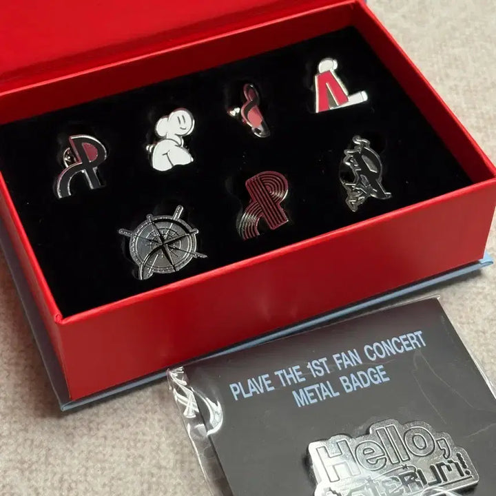 [BUNJANG] PLAVE Logo Badge &amp; First Fan Concert Metal Badge Bundle Set / 플레이브 로고뱃지, 첫콘 메탈 뱃지 일괄 양도 판매합니다