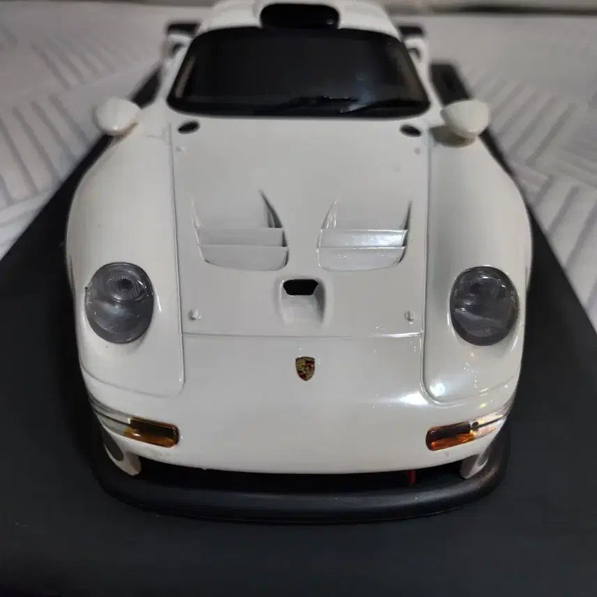 [BUNJANG] UT Models Porsche 911 GT1 1:18 Scale White / ut 모델스 포르쉐 911 GT1 1/18 1:18