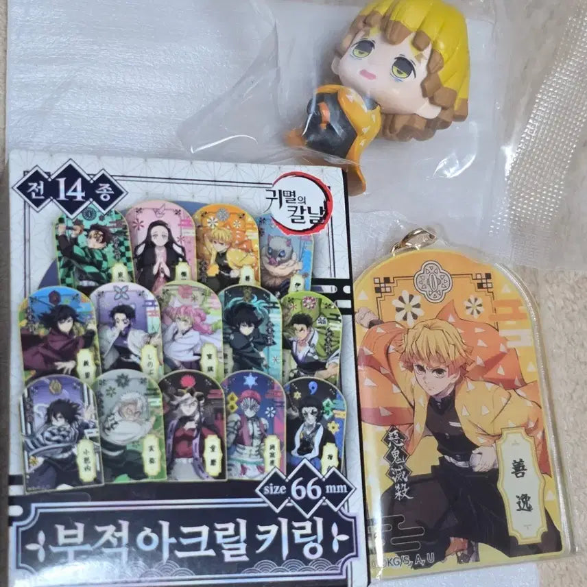 [BUNJANG] Demon Slayer: Kimetsu no Yaiba Zenitsu Mini Acrylic Keychain &amp; Gacha Figure Bundle / 귀칼 미니 아크릴 키링 젠이츠, 마치보케 가챠 일괄