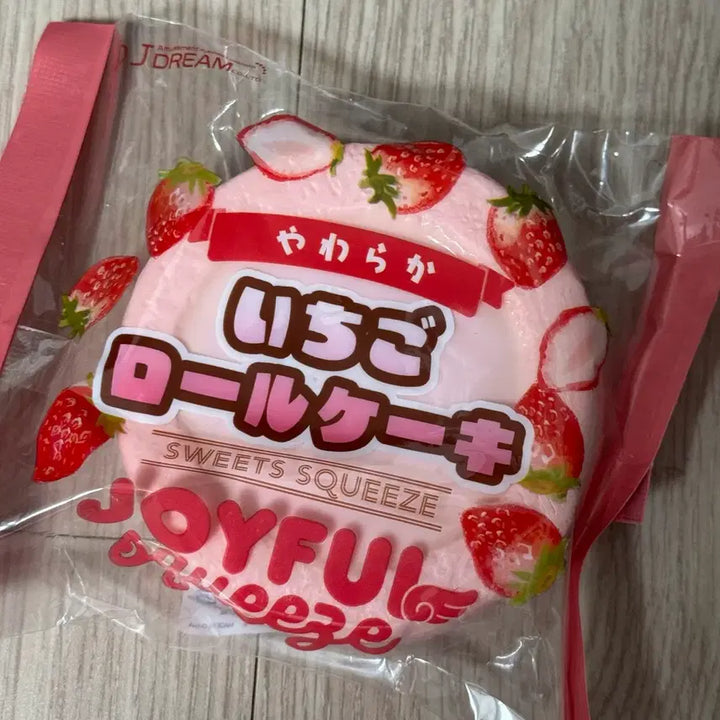 [BUNJANG] Joyful Strawberry Roll Cake Dessert Squishy / 조이풀 딸기 롤케이크 디저트 스퀴시 말랑이 스퀴즈