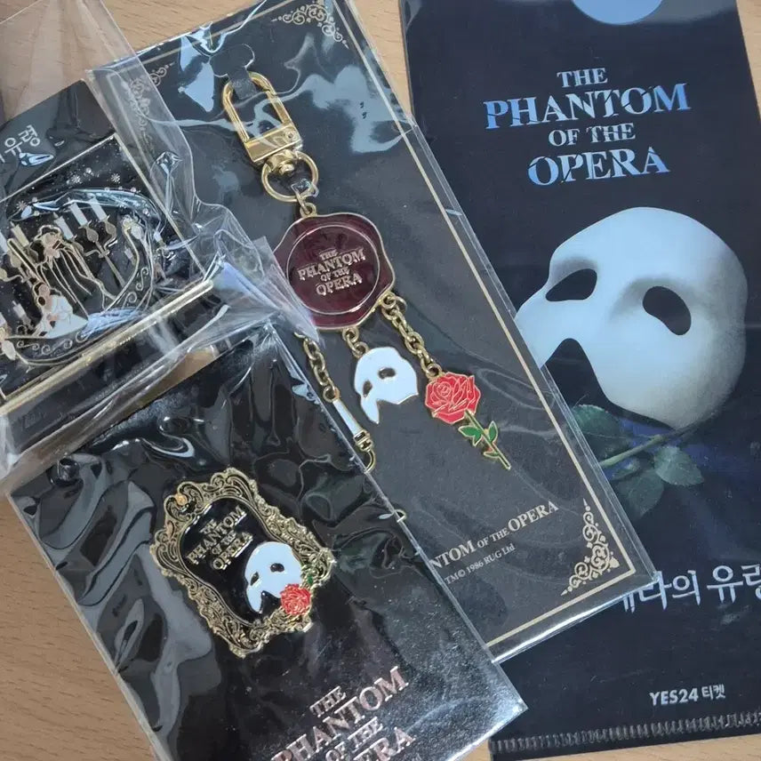 [BUNJANG] The Phantom of the Opera Musical MD Keyring, 3D Magnet, Badge, Ticket File Bundle Set / 뮤지컬 오페라의 유령 MD 키링 입체마그넷 뱃지 티켓파일 일괄
