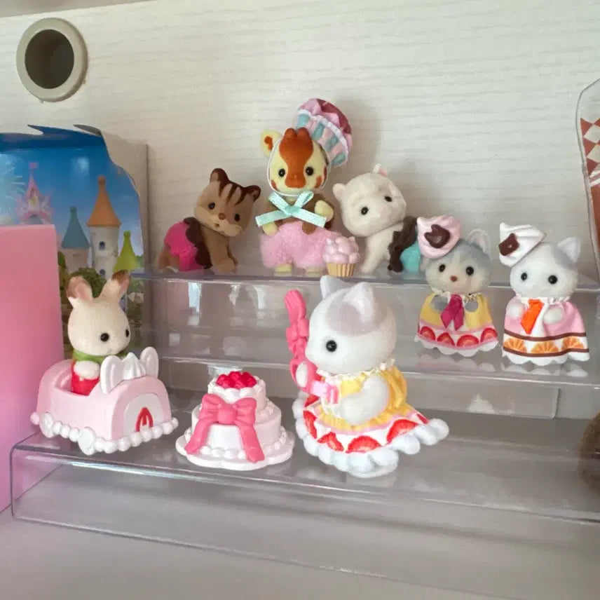 [BUNJANG] Sylvanian Families Strawberry Dessert Doll Bundle Set (7 pieces) / 일괄) 실바니안 딸기디저트 인형 7개 (딸기토끼, 딸기케이크)