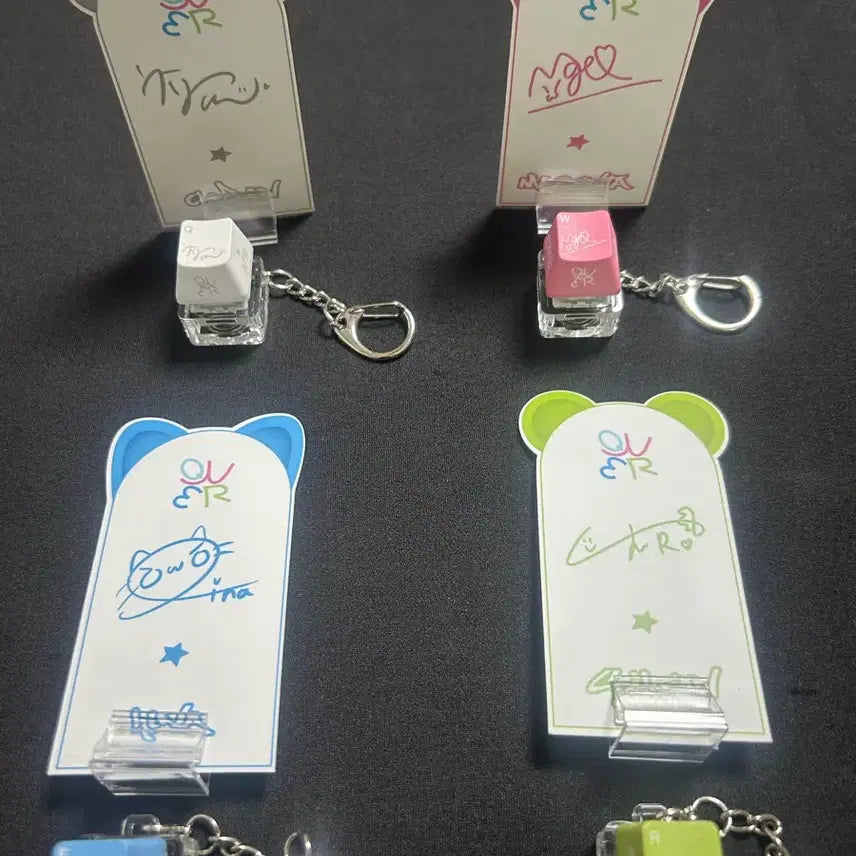 [BUNJANG] QWER Location Singapore Official Keychain Set / QWER 공식 키캡 체인 락케이션 싱가폴 셋트