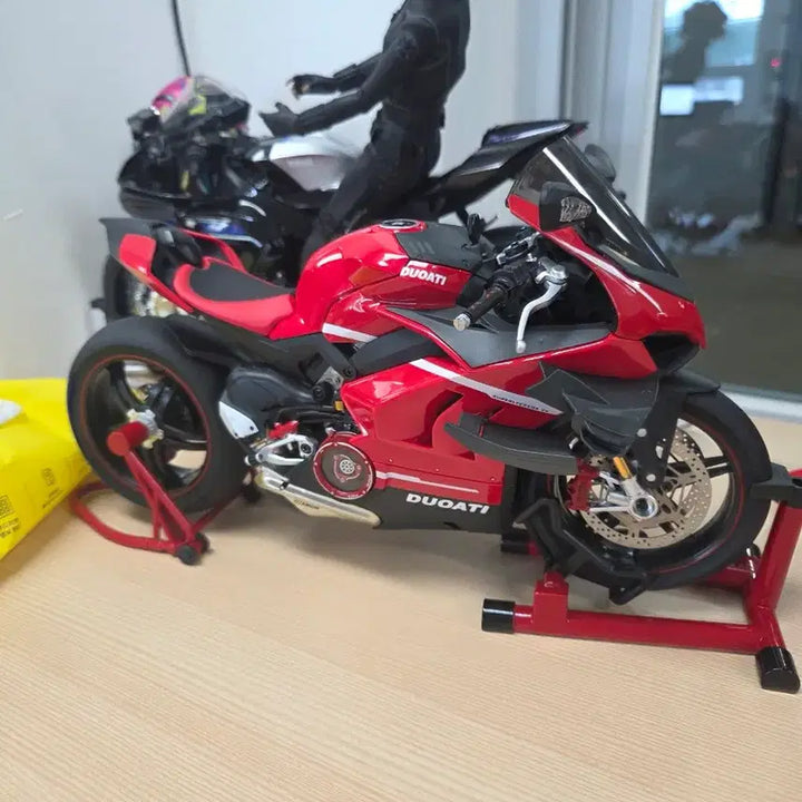 [BUNJANG] Ducati Panigale V4S Figure (1/6, 1/7 Scale) / 파니갈레 v4s 피규어