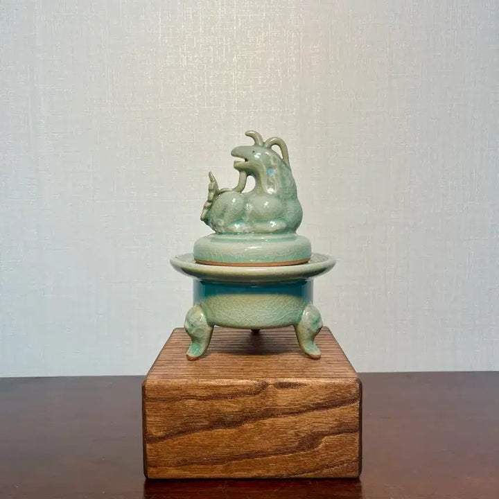 [BUNJANG] Korean Celadon Porcelain Incense Burner with Dragon and Beast Motif / 한국 전통 청자) 기린토향 귀면 삼족 도자기 향로