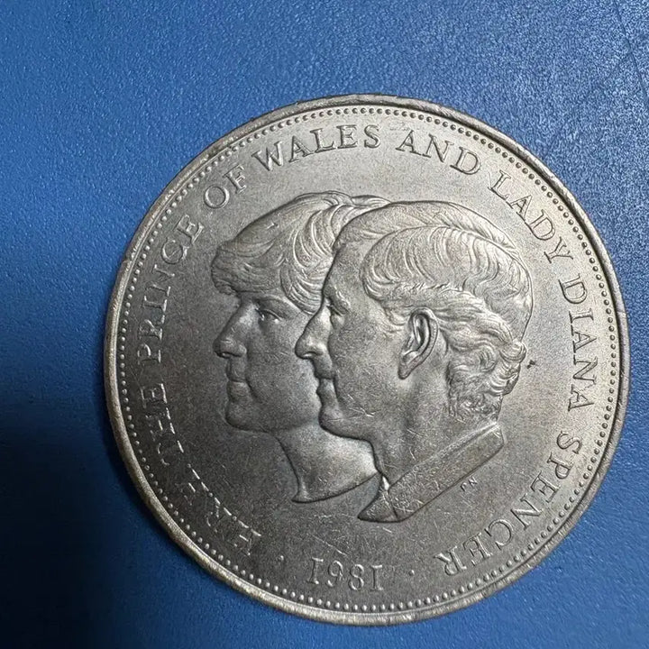 [BUNJANG] Queen Elizabeth II United Kingdom Wedding Commemorative Coin / 엘리자베스 2세 영국 결혼기념주화