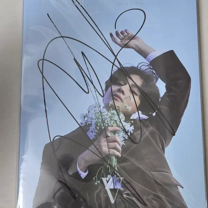 [BUNJANG] BTS V Autographed Personal Photobook / 뷔 개인포토북 친필싸인 (방탄소년단)