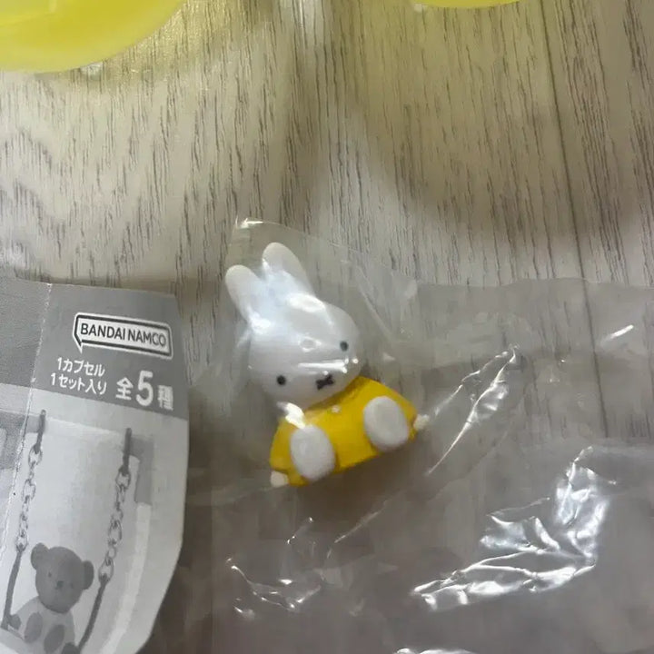 [BUNJANG] Miffy Swing Figure Gacha Set / 미피 그네 피규어 가챠 세트 노란