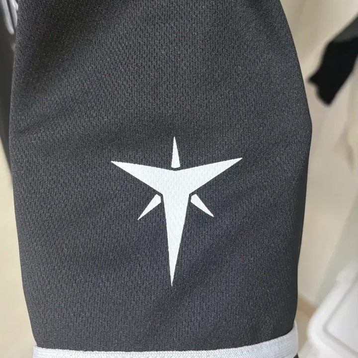 [BUNJANG] Taemin Baseball Jersey (Black Long Sleeve / Photocard Included) / 태민 야구 져지 (검은색 롱 / 포카 포함)