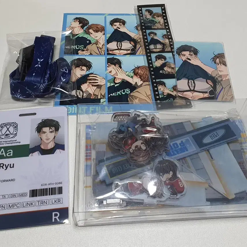 [BUNJANG] Cafe Rebom Haebingseon Employee ID &amp; Diorama Bundle Set / 해빙곡선 카페레봄 굿즈 일괄 양도 판매