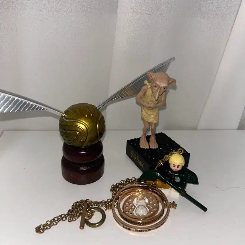 [BUNJANG] Harry Potter Dobby Figure, Golden Snitch, and Time Turner Necklace Set / 해리포터 도비 피규어 + 골든 스니치 + 시간 여행 목걸이