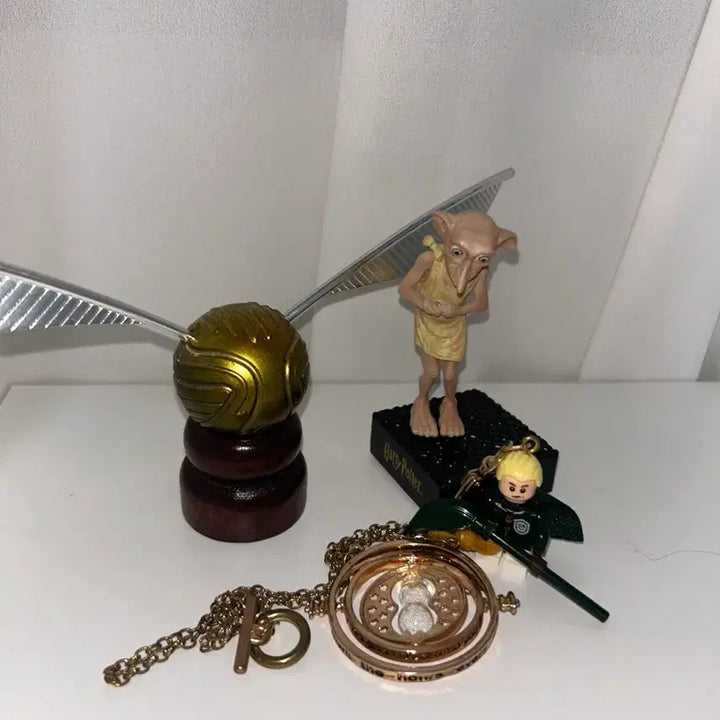 [BUNJANG] Harry Potter Dobby Figure, Golden Snitch, and Time Turner Necklace Set / 해리포터 도비 피규어 + 골든 스니치 + 시간 여행 목걸이