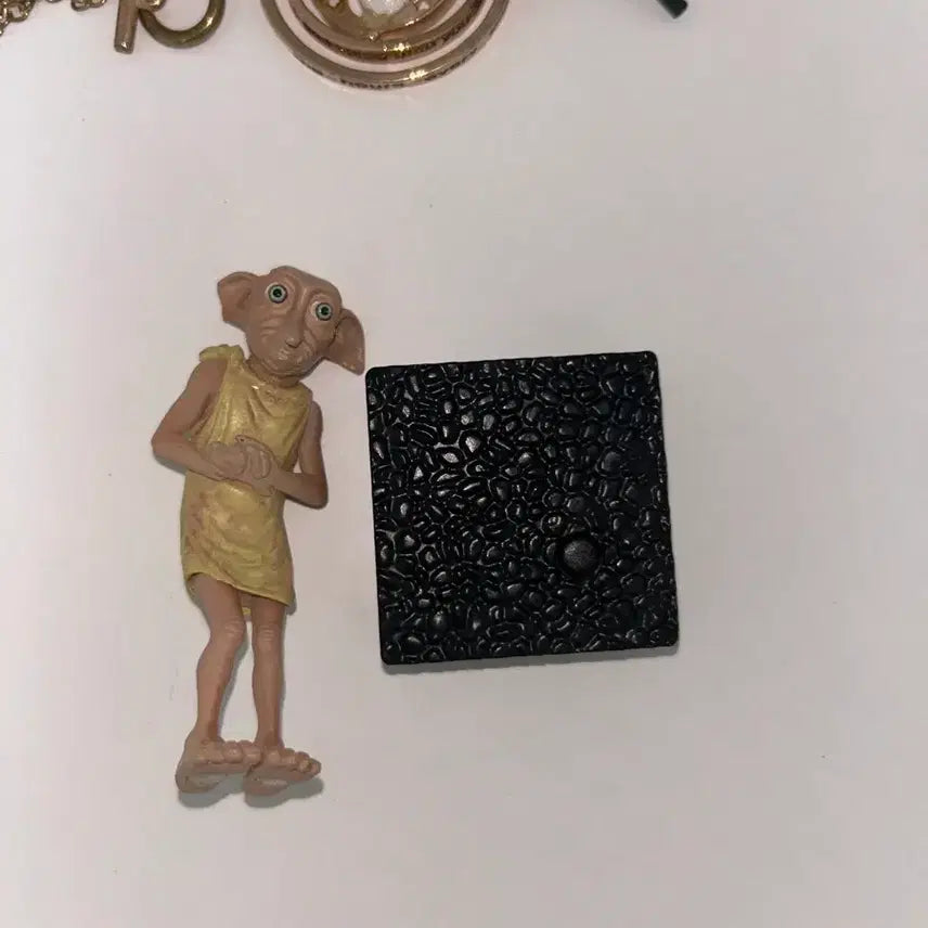 [BUNJANG] Harry Potter Dobby Figure, Golden Snitch, and Time Turner Necklace Set / 해리포터 도비 피규어 + 골든 스니치 + 시간 여행 목걸이