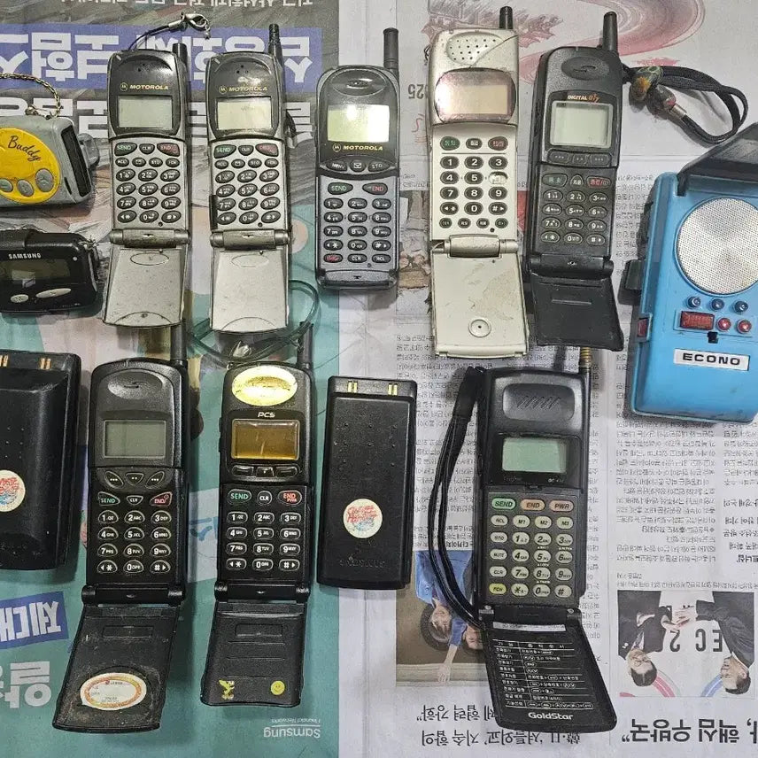 [BUNJANG] Vintage 90s Mobile Phones, Pagers, and Walkie-Talkies Bundle / 90년대 옛날 핸드폰 + 삐삐 + 무전기 일괄