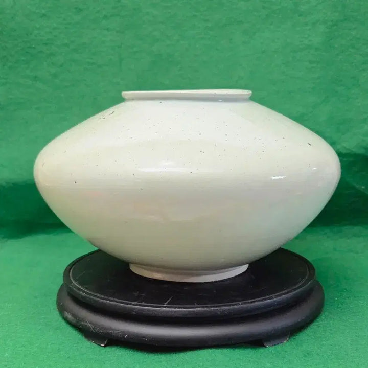 [BUNJANG] Im Hwa-gong Celadon Large Moon Jar / 임화공도자기 순백자 주판알 대형 항 아리(W:38cm)