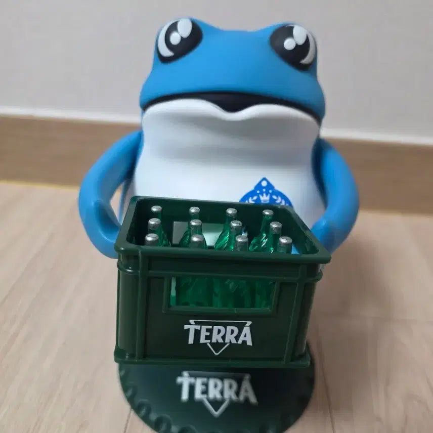 [BUNJANG] Jinro Tokki Tokk Sanghoe Toad Holding Terra Box Figure / (새상품) 진로 두꺼비 두껍상회 굿즈 테라 박스를 든 두꺼비 피규어