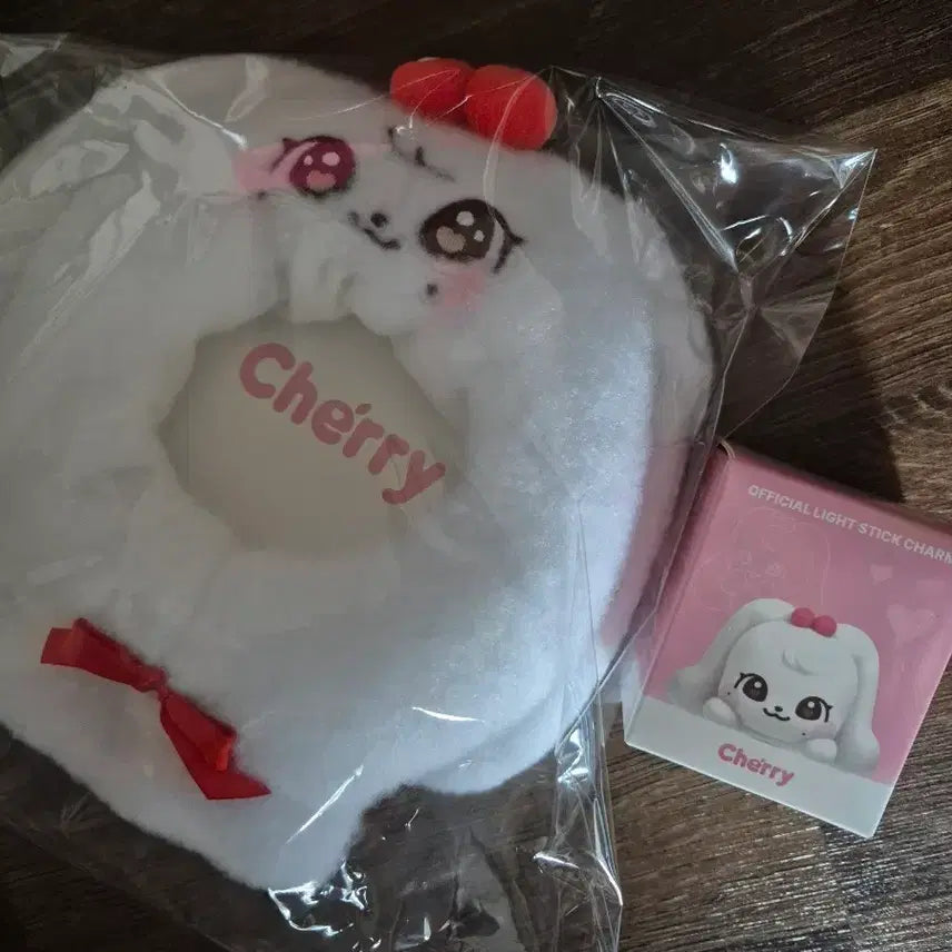 [BUNJANG] IVE MiniB Cherry Lightstick Cape + Lightstick Charm / 아이브 미니브 체리 응원봉 케이프 새상품