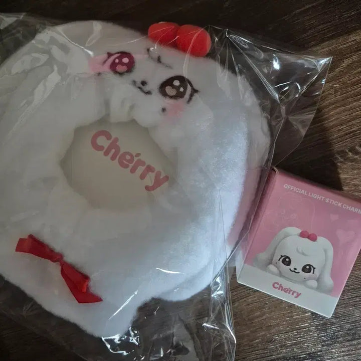 [BUNJANG] IVE MiniB Cherry Lightstick Cape + Lightstick Charm / 아이브 미니브 체리 응원봉 케이프 새상품