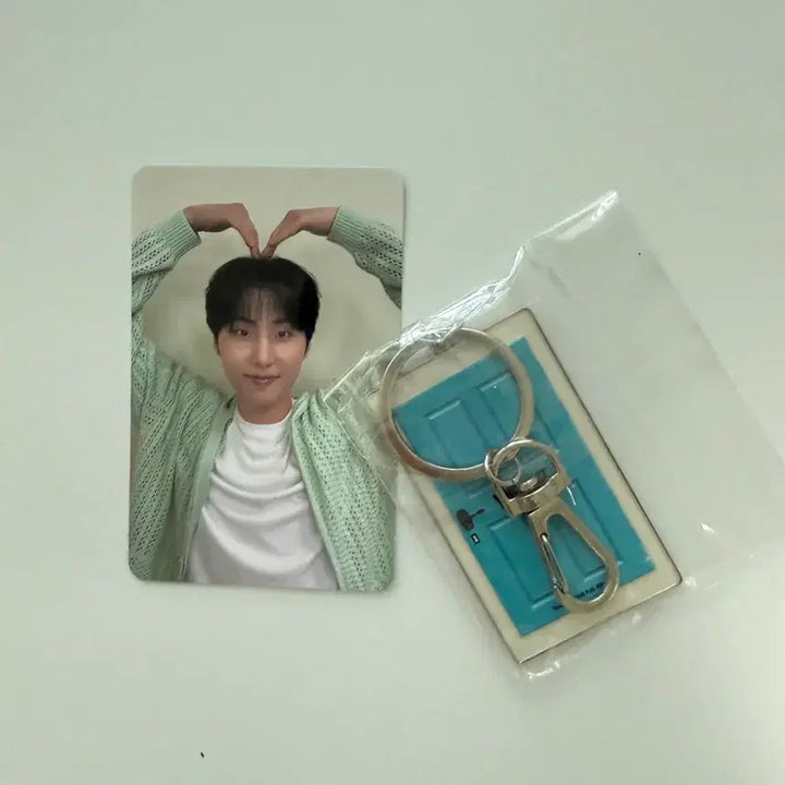 [BUNJANG] DAY6 Young K MBC Music Core Music Core Official Photocard + Keychain Set / 영케이 음중 공방 포카+키링