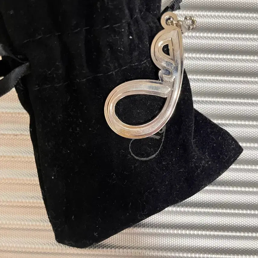 [BUNJANG] Jennie Pop-up Limited Edition Charm J / 제니 팝업 한정판 참 J